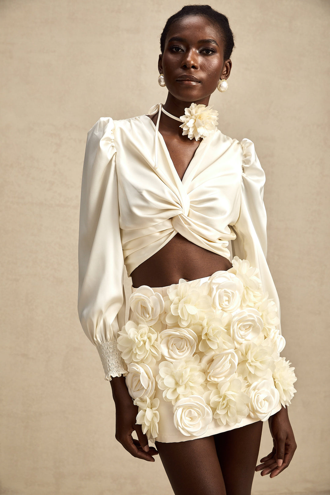 Levoire | Blanc Faux Fleur Twist Top Court