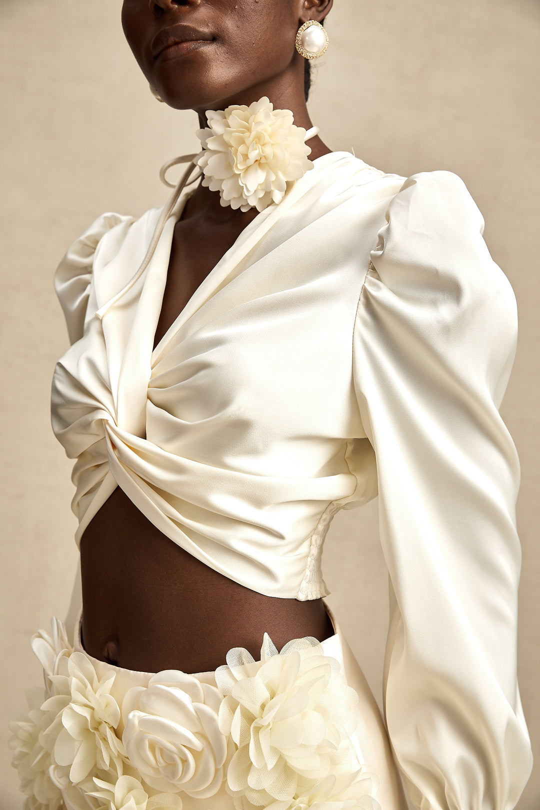Levoire | Blanc Faux Fleurs Torsadé Crop Top