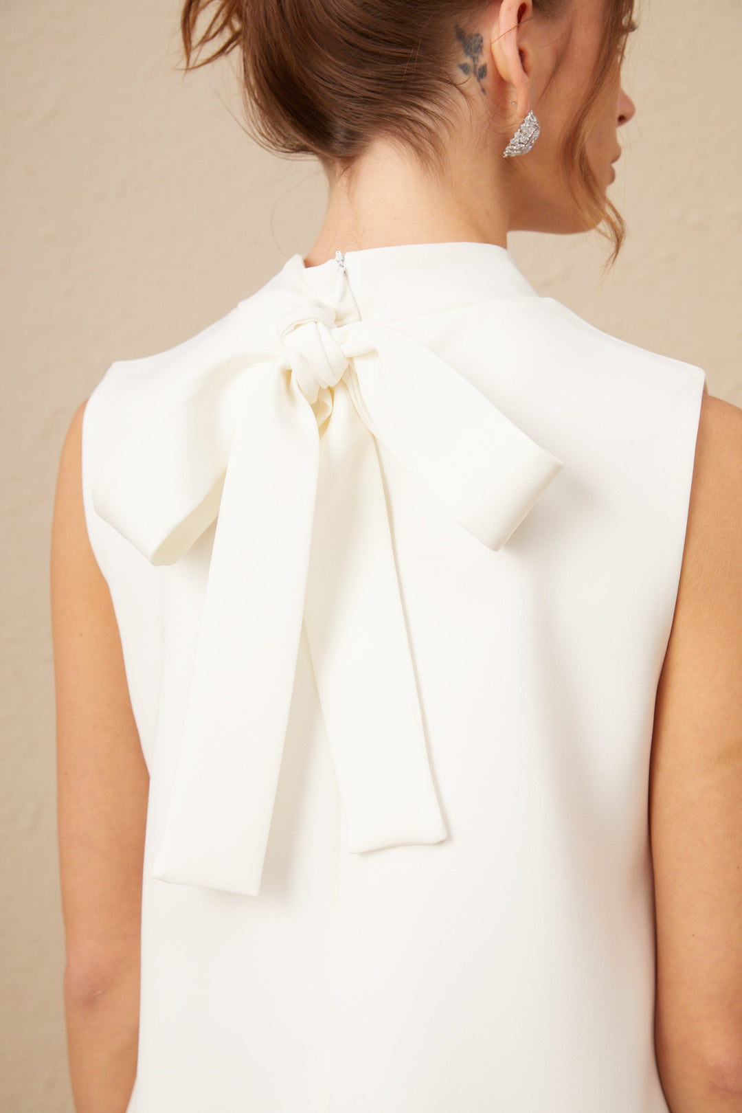 Levoire | Élise Blanc Cristal Grande Taille Nœud Sans Manches Mini Robe