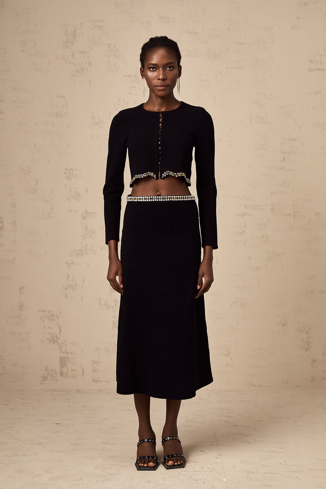 Levoire | Pull En Tricot Noir Orné Et Ensemble De Jupe Assortie
