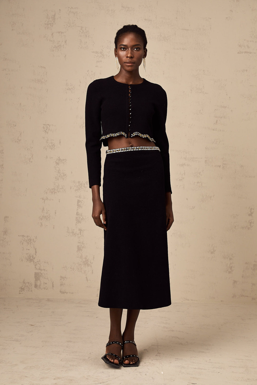 Levoire | Pull En Tricot Noir Orné Et Ensemble De Jupe Assortie