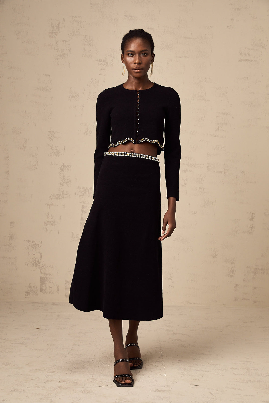 Levoire | Pull En Tricot Noir Orné Et Ensemble De Jupe Assortie