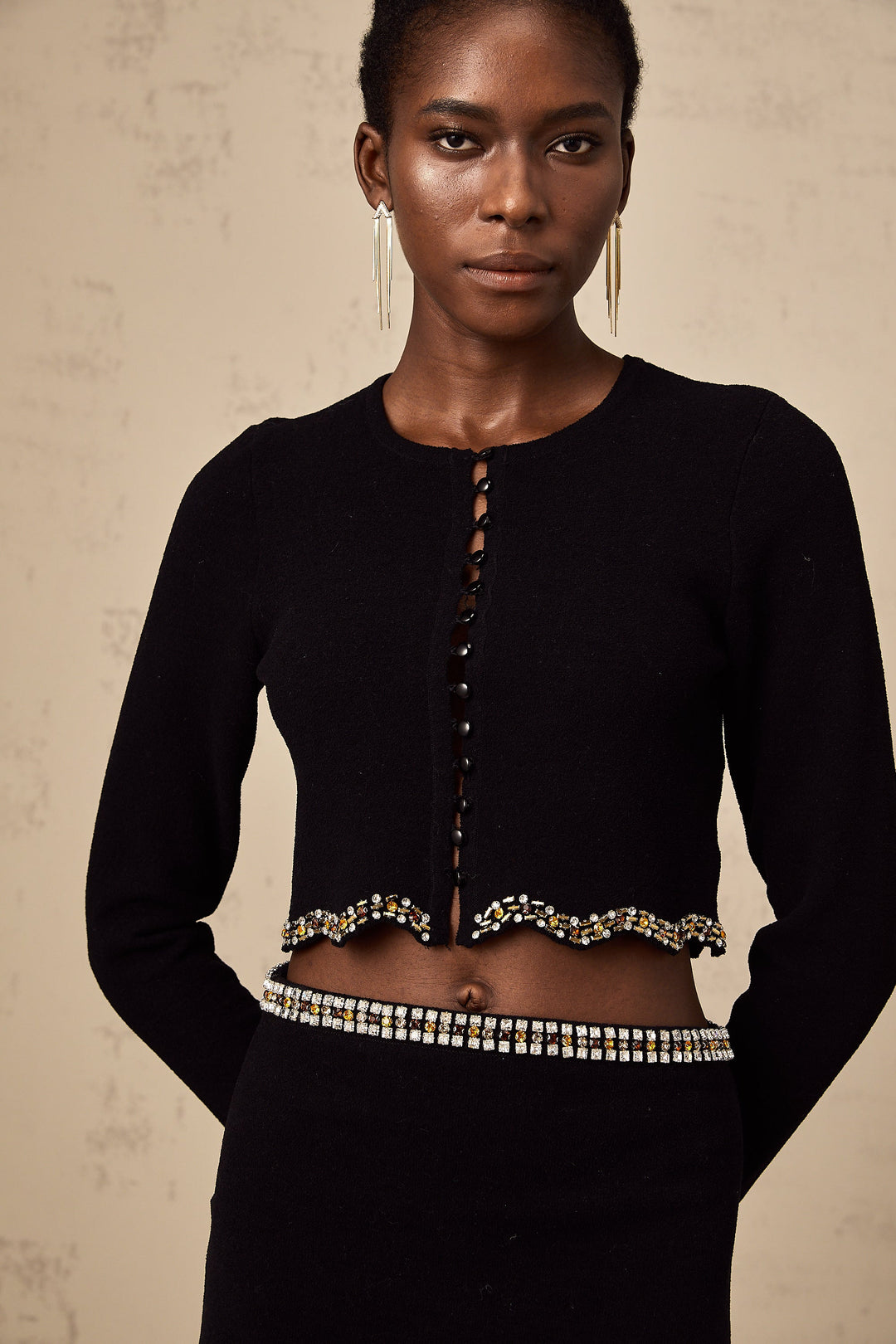 Levoire | Pull En Tricot Noir Orné Et Ensemble De Jupe Assortie
