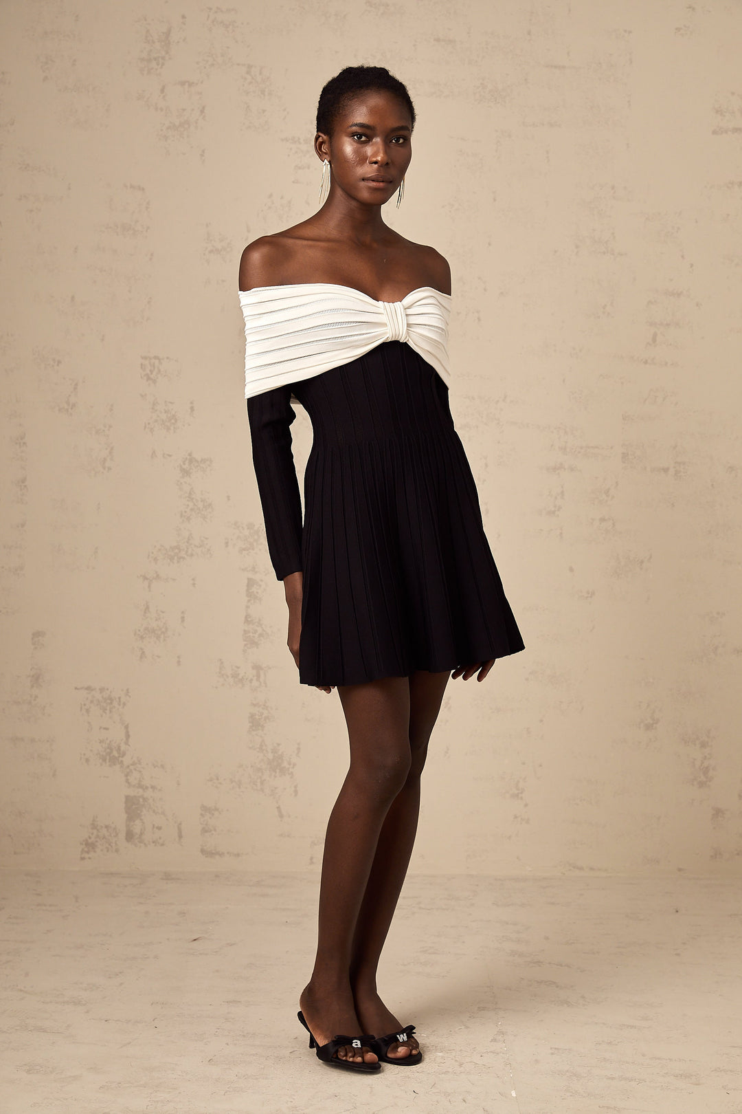 Levoire | Robe Mini En Tricot Noire À Épaules Dénudées Avec Nœud