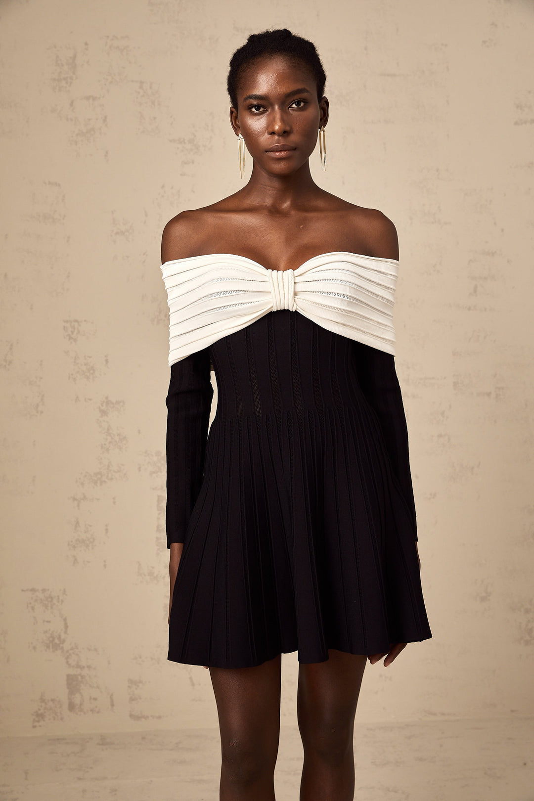 Levoire | Robe Mini En Tricot Noire À Épaules Dénudées Avec Nœud