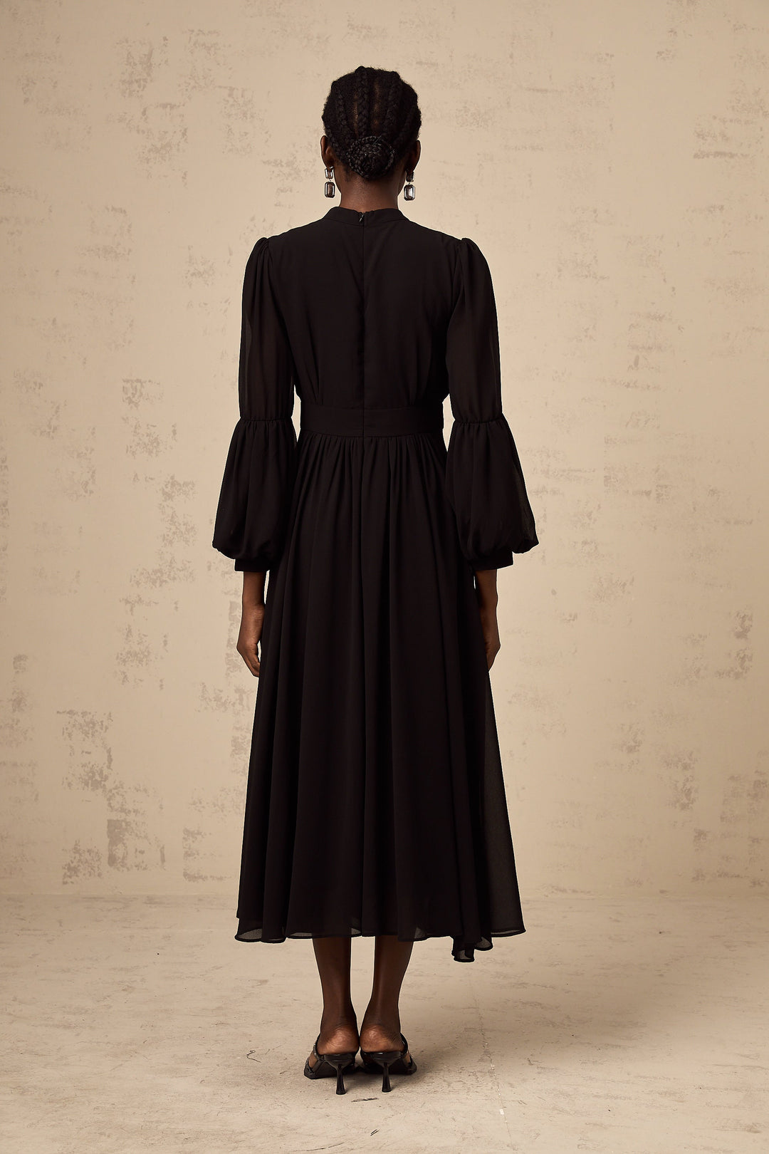 Levoire | Robe Midi Noire Plissée À Boutons Sur Le Devant