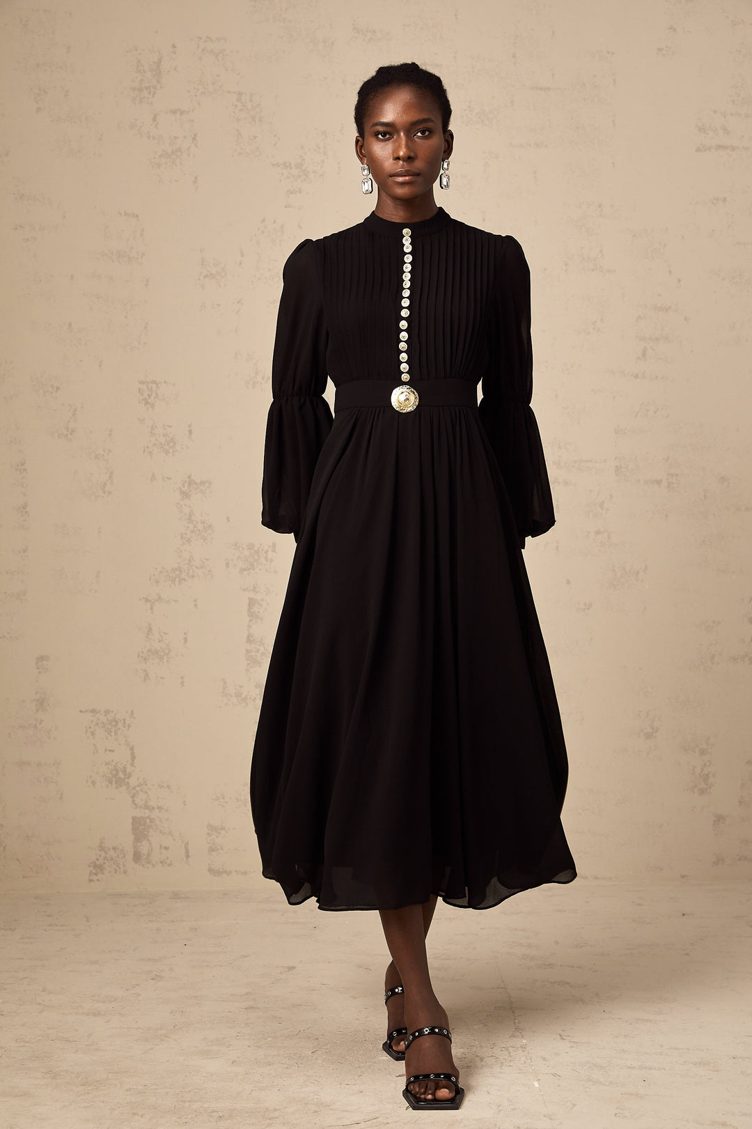 Levoire | Robe Midi Noire Plissée À Boutons Sur Le Devant