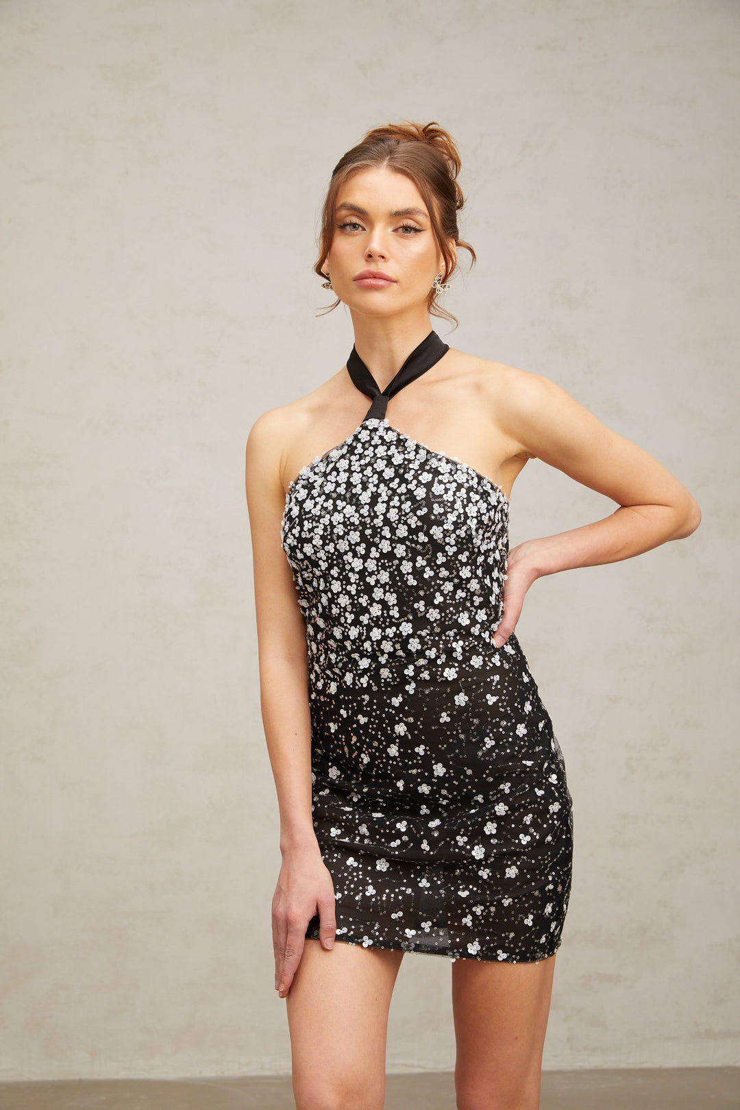 Levoire | Robe Mini À Fleurs Noir Avec Collier