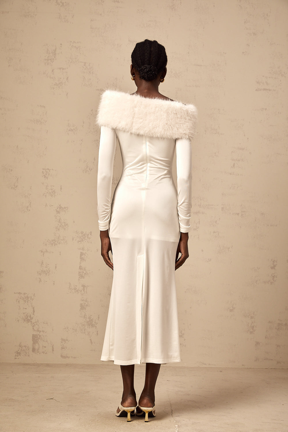 Levoire | Robe Midi À Épaules Dénudées En Fausse Fourrure Blanche