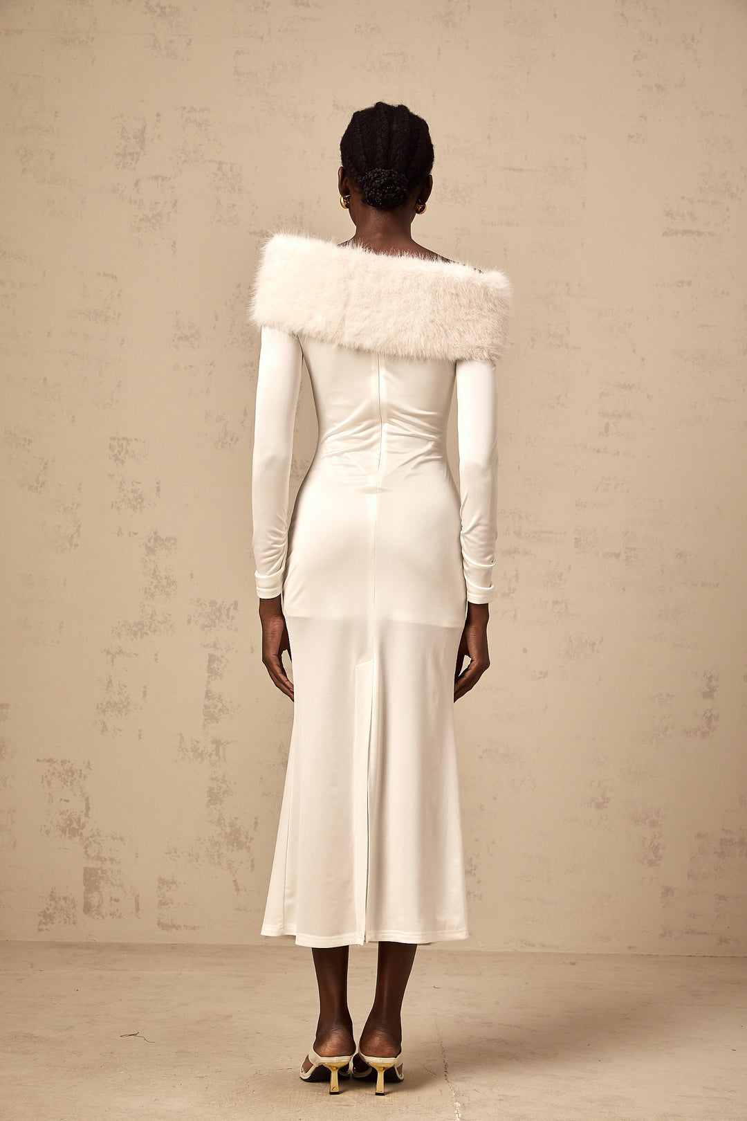 Levoire | Robe Midi À Épaules Dénudées En Fausse Fourrure Blanche