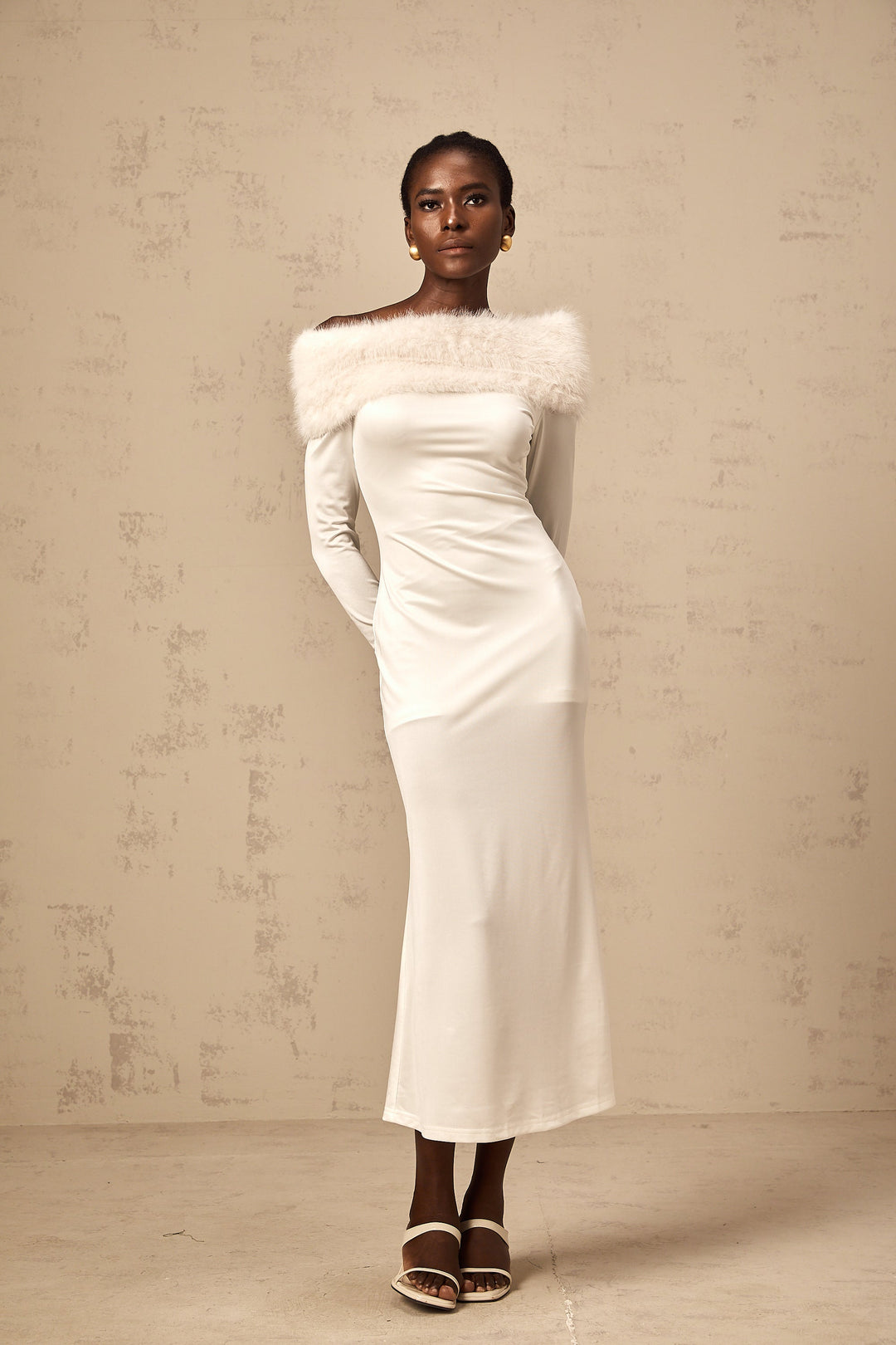 Levoire | Robe Midi À Épaules Dénudées En Fausse Fourrure Blanche