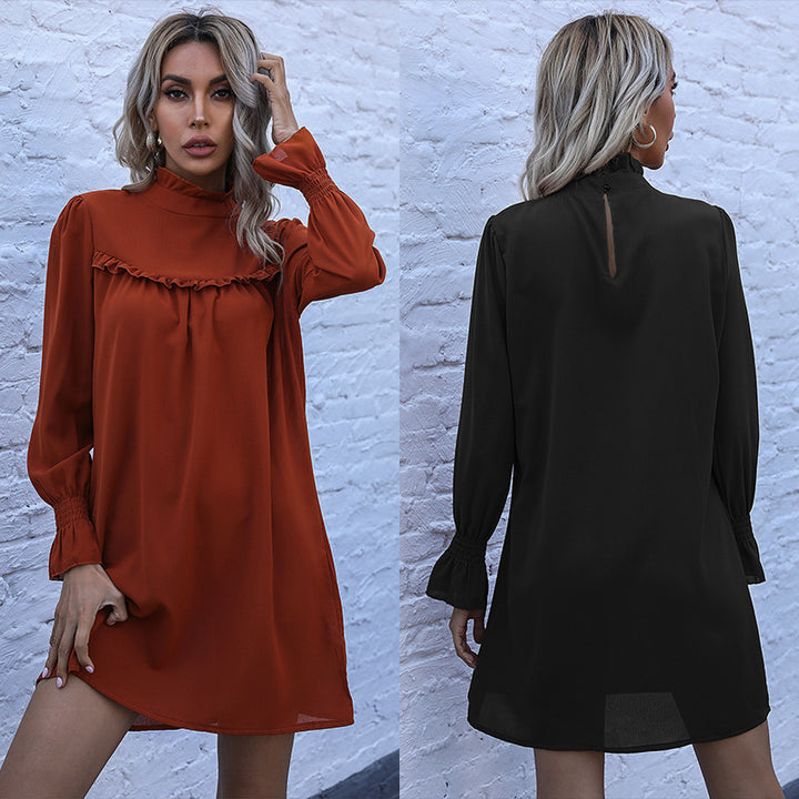 Robe mini féminine tendance avec des manches bouffantes volumineuses et des détails en volants Levoire