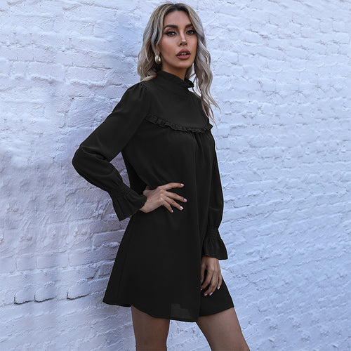Robe mini féminine tendance avec des manches bouffantes volumineuses et des détails en volants Levoire
