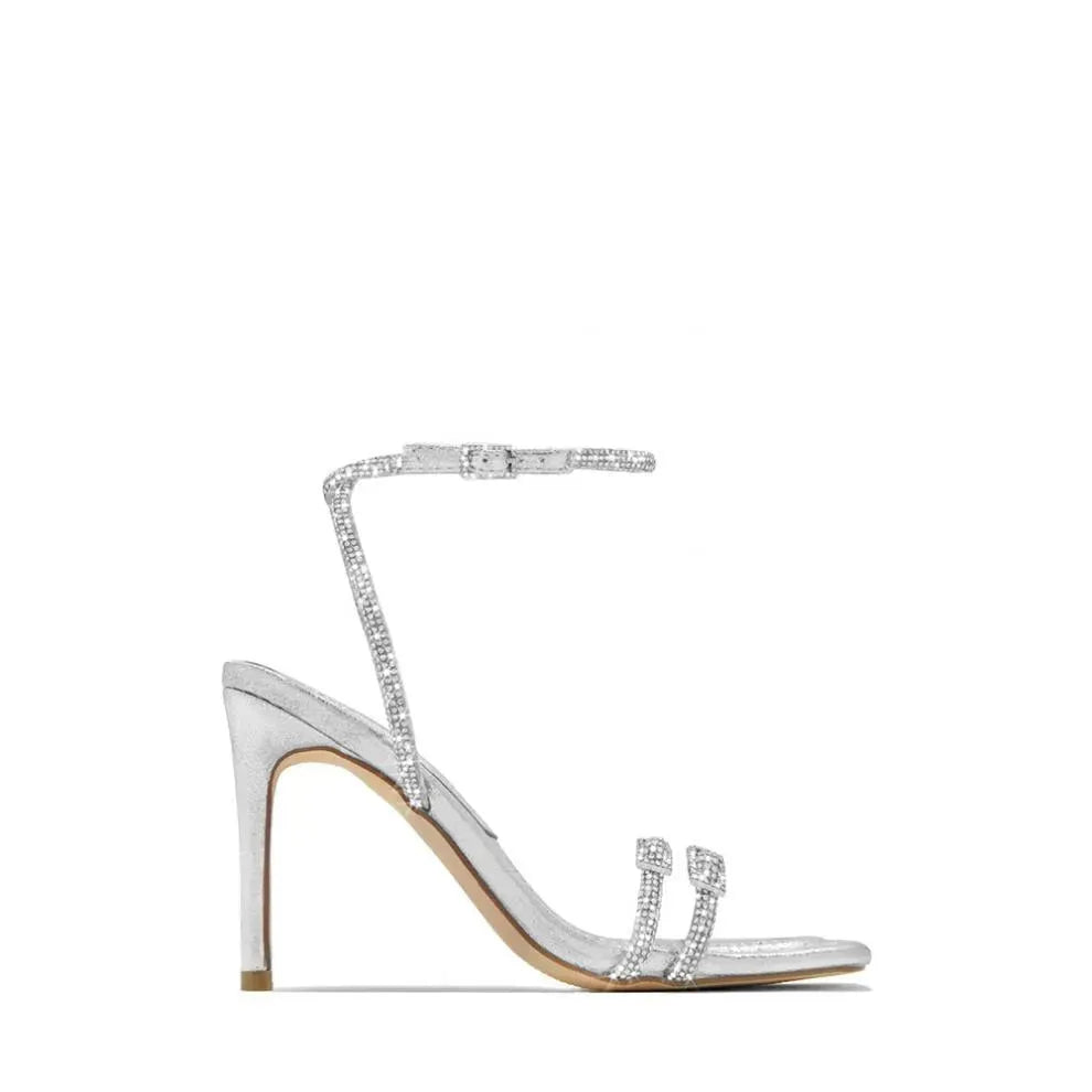 Levoire | Sandales stiletto avec une pointe carrée et une fine sangle ornée de strass et un talon haut