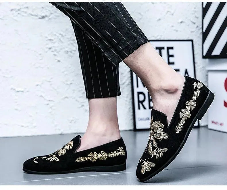 Levoire | Élégant mocassins en daim pour hommes en velours, avec broderies dorées