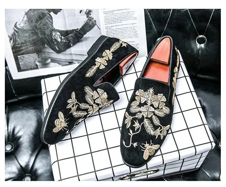Levoire | Élégant mocassins en daim pour hommes en velours, avec broderies dorées