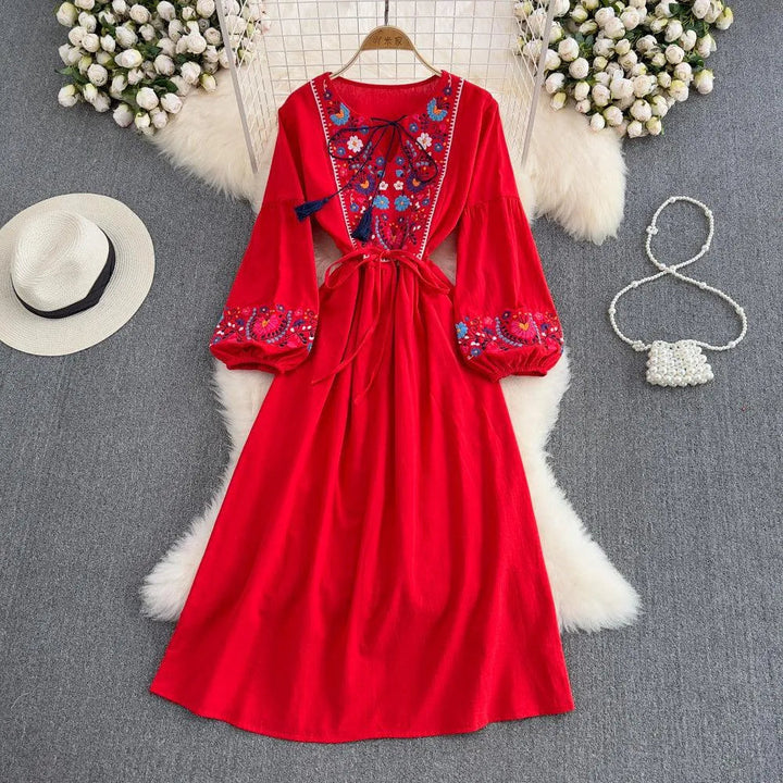 Levoire | Robe à larges manches avec des décorations à la taille en liens d'attache et en franges brodées