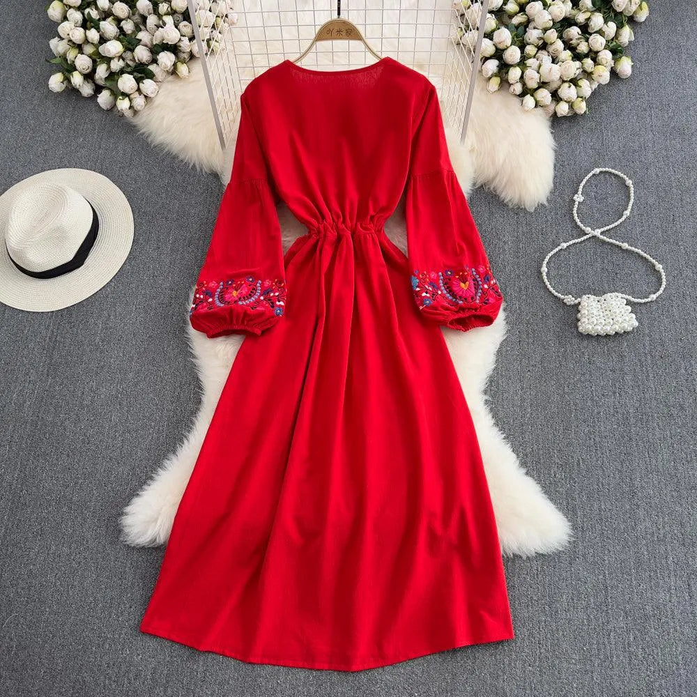 Levoire | Robe à larges manches avec des décorations à la taille en liens d'attache et en franges brodées