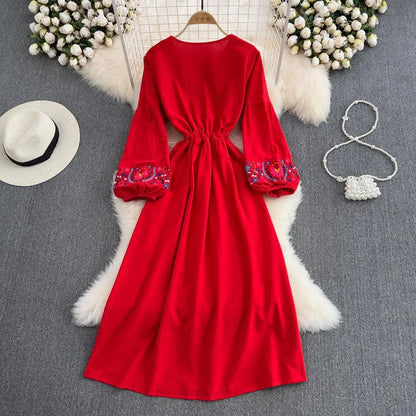 Levoire | Robe à larges manches avec des décorations à la taille en liens d'attache et en franges brodées