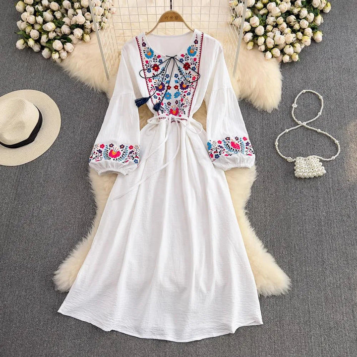 Levoire | Robe à larges manches avec des décorations à la taille en liens d'attache et en franges brodées