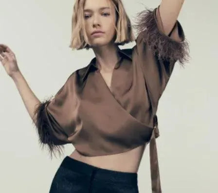Levoire | Haut top en satin court avec manteau en plumes en soie