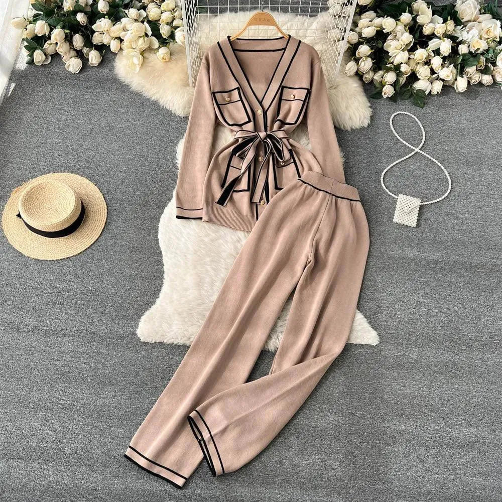 Levoire | Ensemble pour femmes en deux pièces, avec des manches longues, décolleté en V et pantalons drapés larges Khaki Taille libre