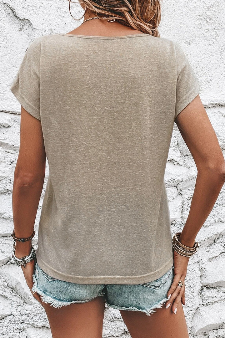 Levoire | Graphique de bouton décoratif T-shirt à col rond à manches courtes