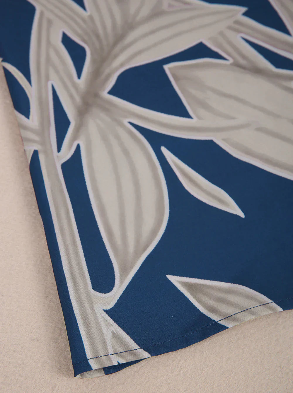 Levoire | robe d'été bleu cobalt plissée à col en V et épaules froides