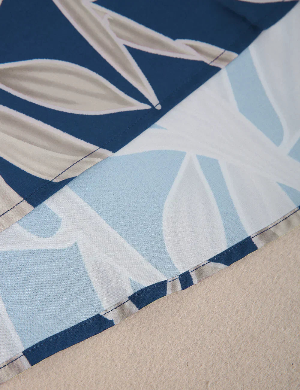 Levoire | robe d'été bleu cobalt plissée à col en V et épaules froides