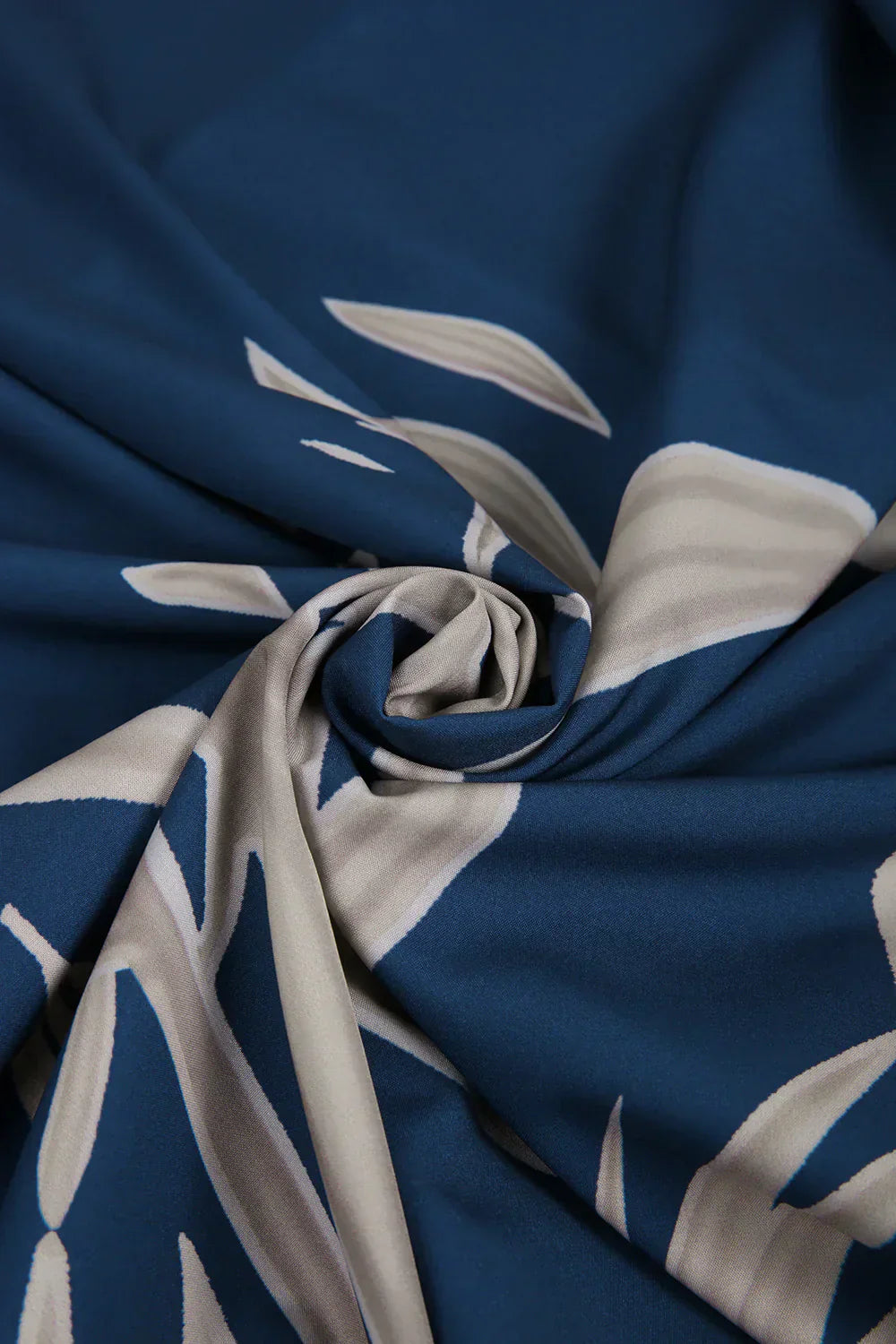 Levoire | robe d'été bleu cobalt plissée à col en V et épaules froides