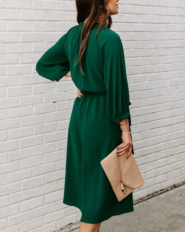 Levoire | Élégante Robe Midi Avec Encolure Ronde Et Ceinture Dans Un Style Luxueux