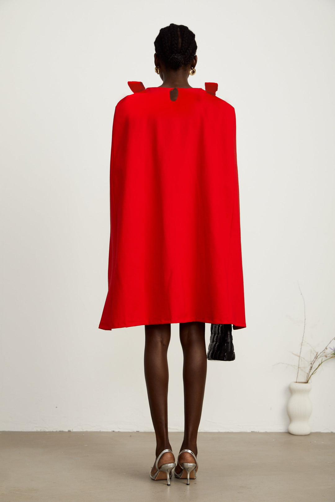 Levoire | Détail De Nœuds Rouges Cape Mini Robe