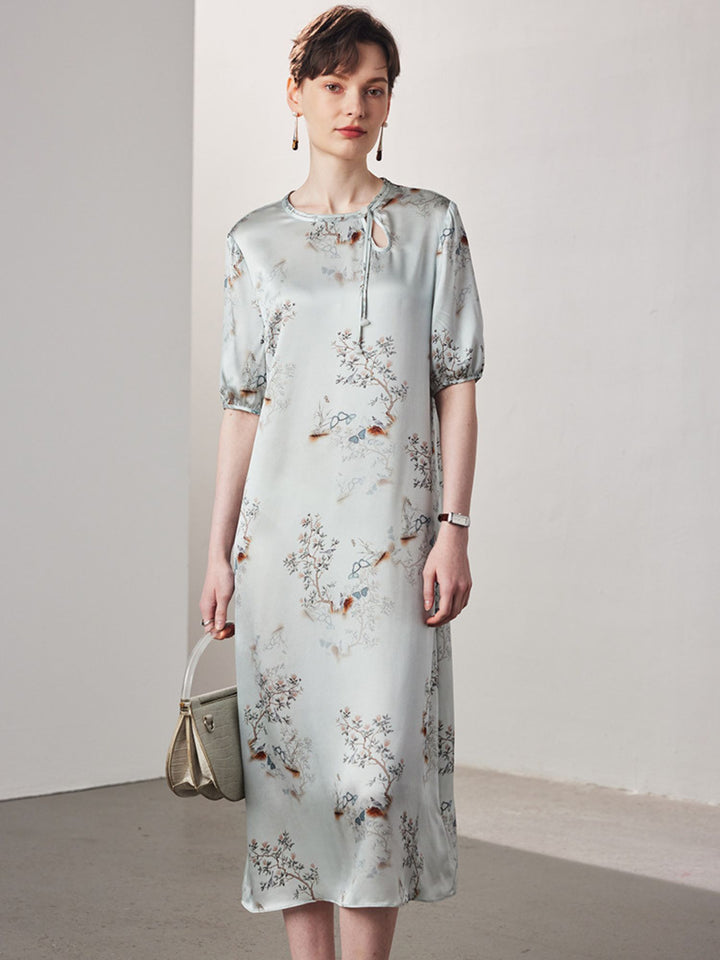 Robe Fleurie en Mélange de Soie avec Encolure Goutte d’Eau