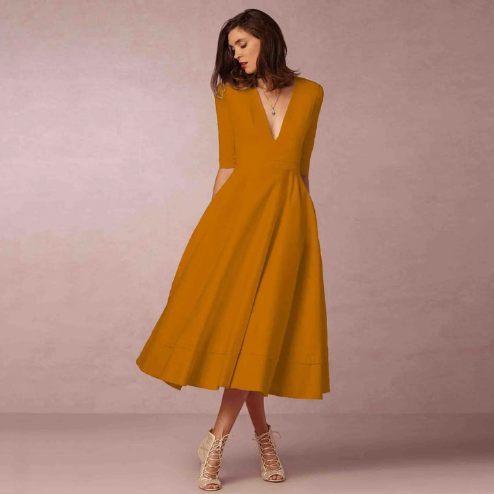 Levoire | Robe élégante en A avec décolleté en V profond Or