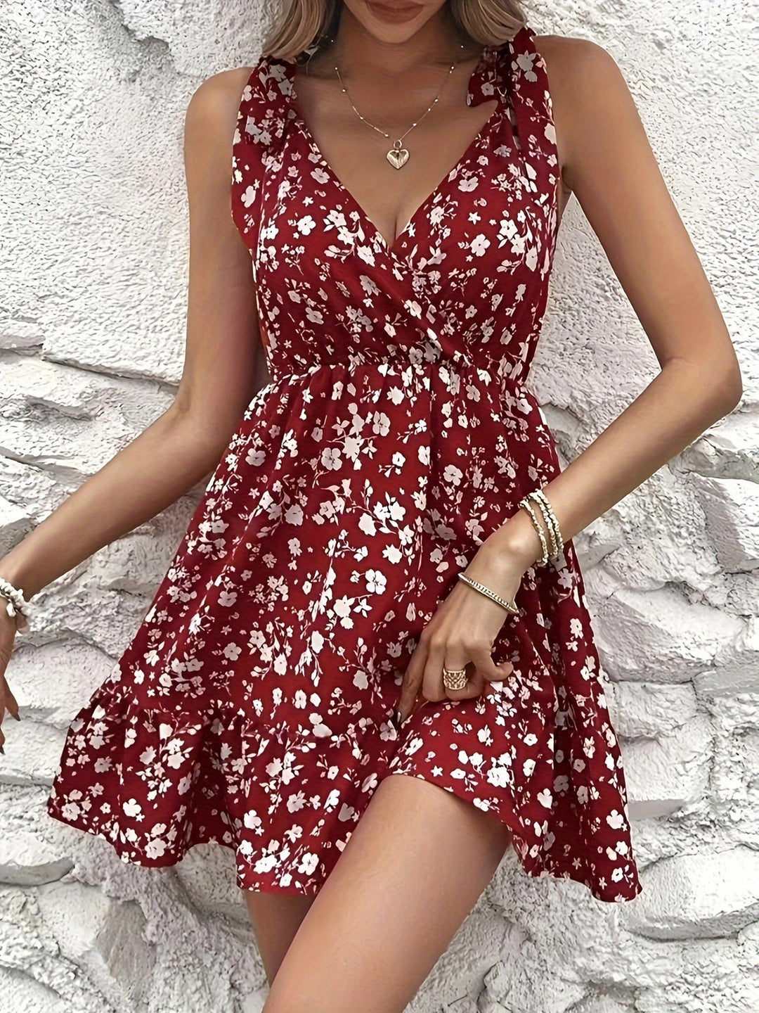 Levoire | Robe rouge à fleurs avec décolleté en V Rouge
