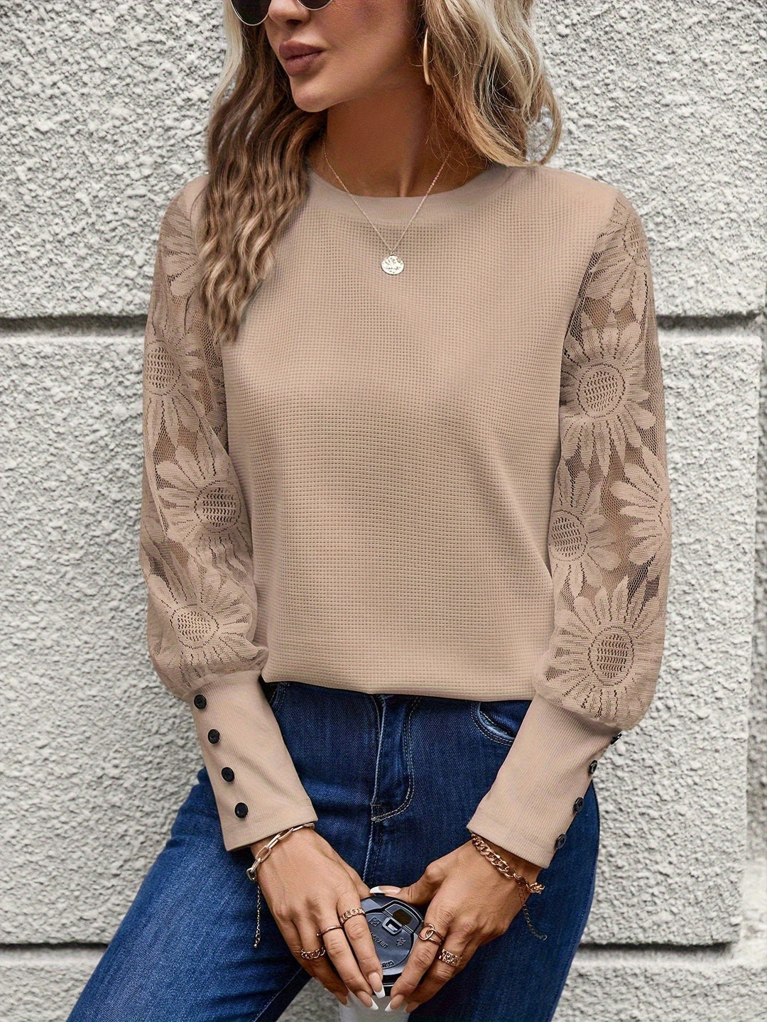 Levoire | T-Shirt Élégant À Motifs En Dentelle Avec Col Rond Abricot
