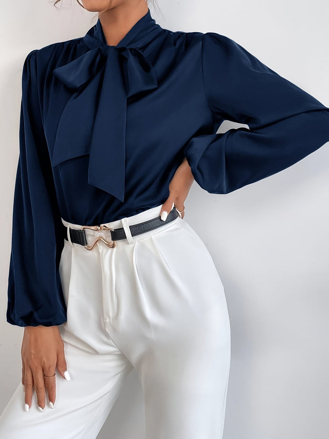 Levoire | Blouse Élégante En Satin Avec Col À Nouer Et Manches Évêque