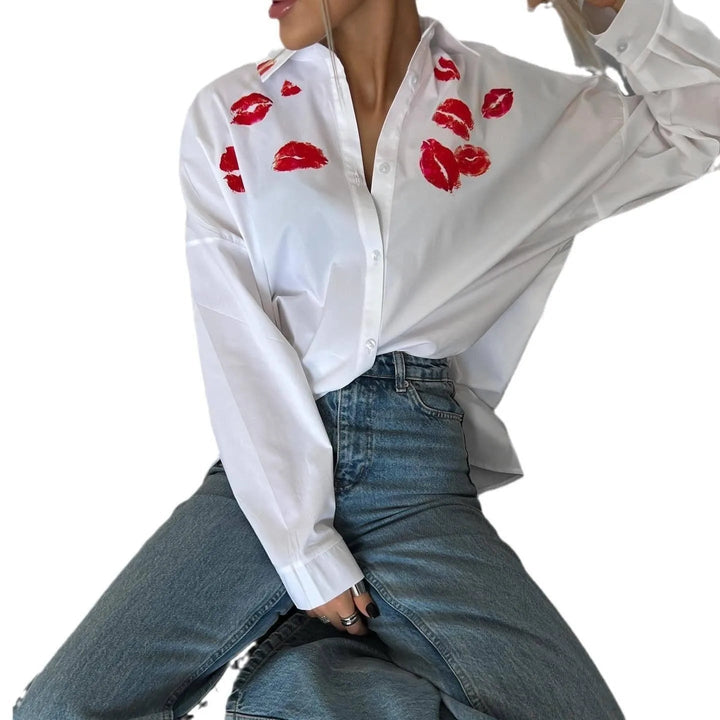 Levoire | Chemise blanche avec des lèvres rouges