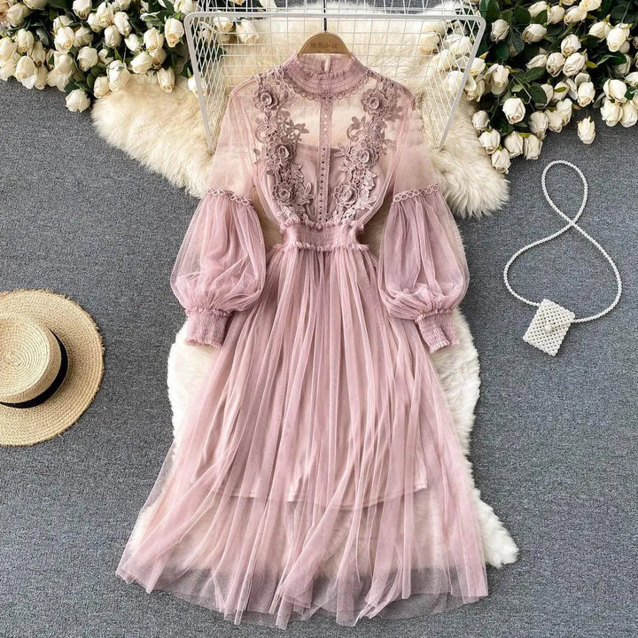 Levoire | Robe femme avec un design en mesh tempétueux avec des fleurs Rosa Une taille