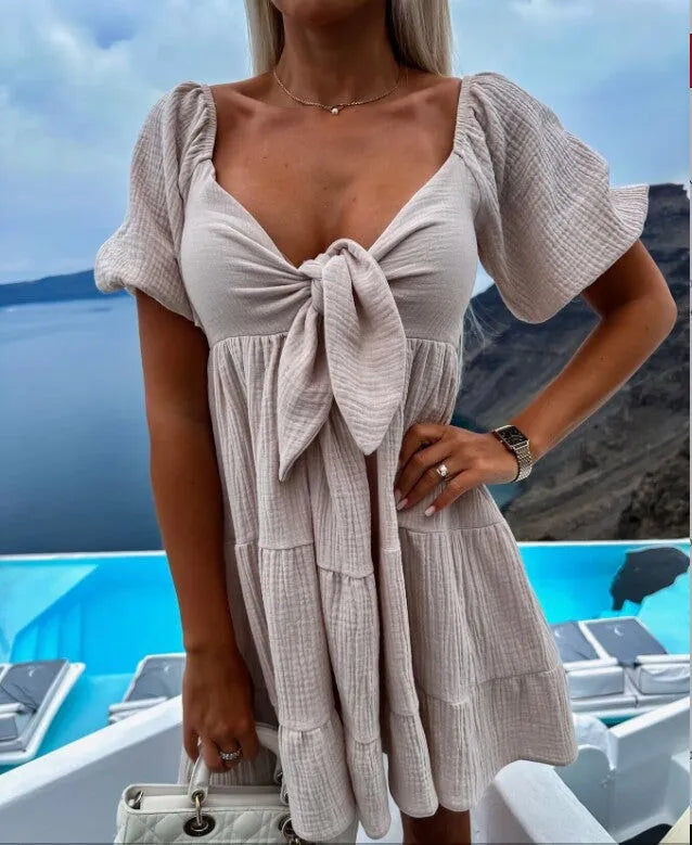 Levoire | Robe à manches courtes avec décolleté en V et nœud sur la poitrine Beige