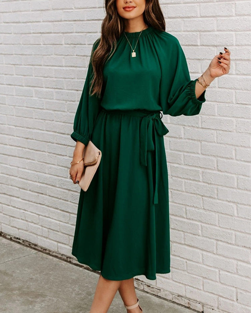 Levoire | Élégante Robe Midi Avec Encolure Ronde Et Ceinture Dans Un Style Luxueux