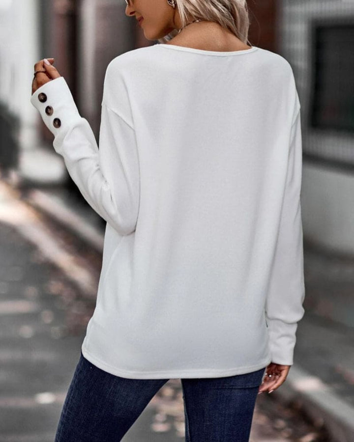 Levoire | Une Blouse À Manches Longues Et Un Col En V
