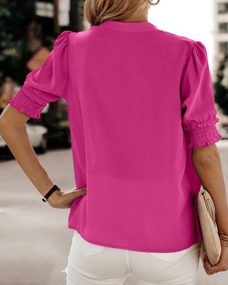 Levoire | Chic Top À Manches Courtes Bouffantes Avec Col En V Dans Un Style Classique
