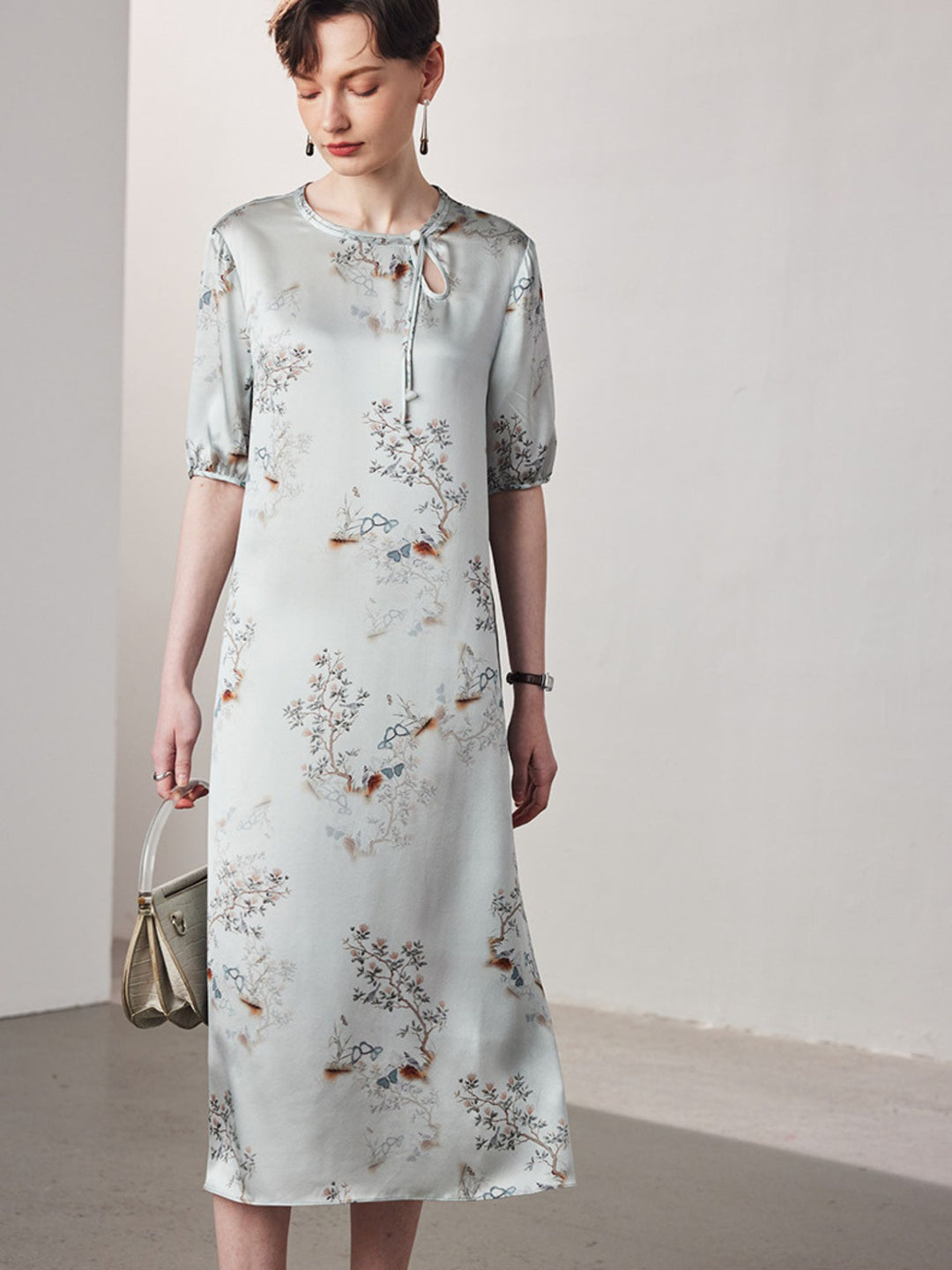 Robe Fleurie en Mélange de Soie avec Encolure Goutte d’Eau