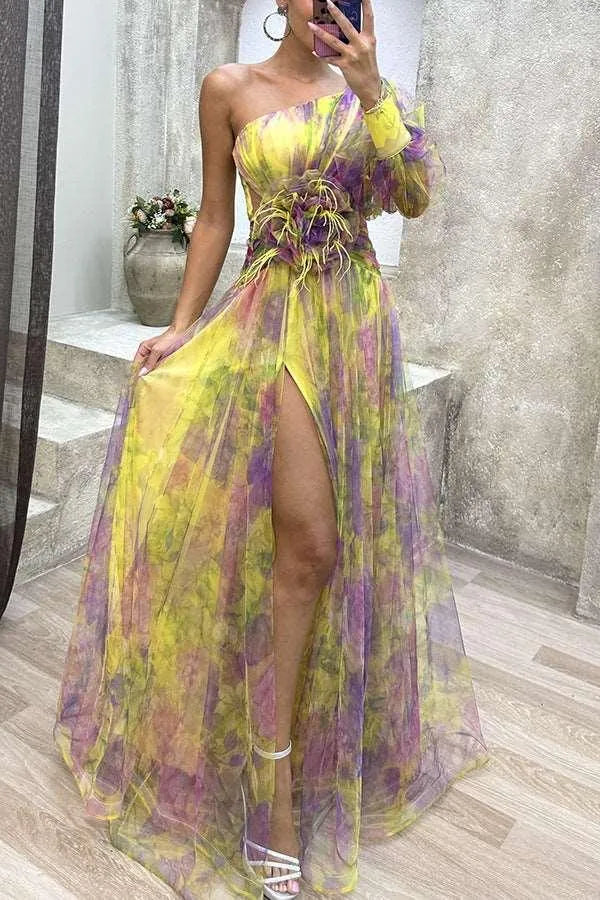 Levoire | Robe de soirée longue avec un modèle dénudé sur les épaules et une fente.