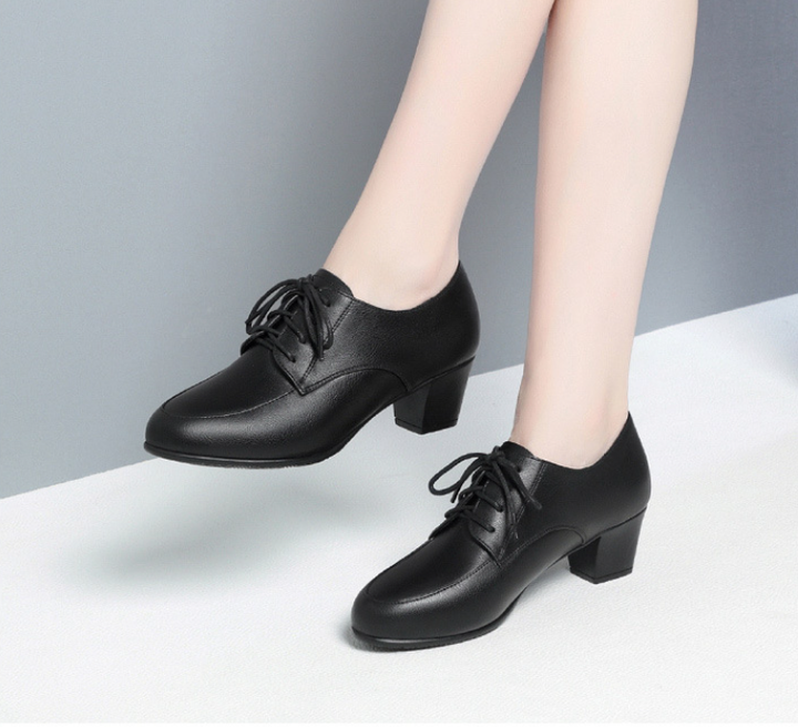 Levoire | Bottes En Dentelle Noires Pour Femmes Avec Des Talons Moyens Confortables