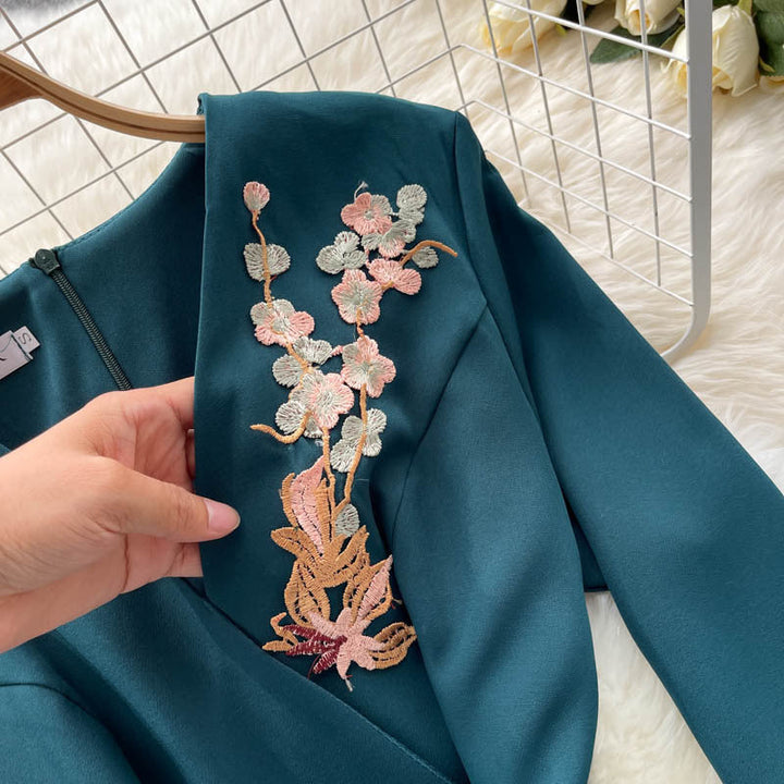 Levoire | Élégante robe brodée à col en V avec ceinture en taille