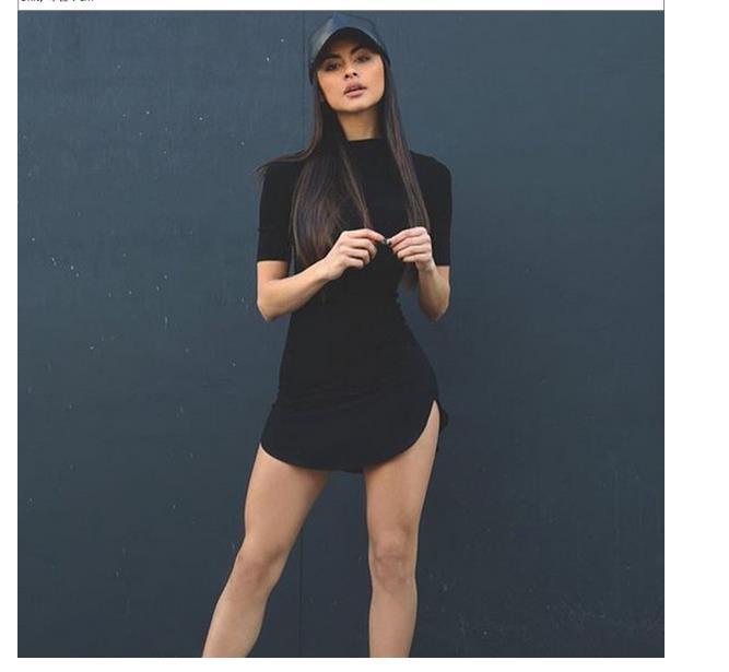 Robe mini pour femmes avec une coupe cintrée et un col roulé élégant Levoire