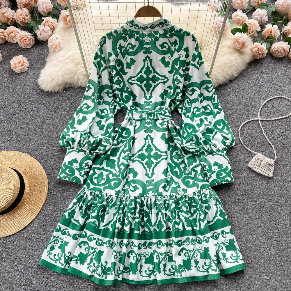 Levoire | Robe avec ceinture à la taille et col montant