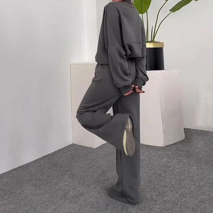 Levoire | Complété avec un pantalon décontracté et un pull zippé uni